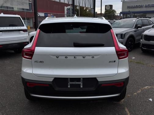 2025 Volvo XC40 B5 Core Bright Theme