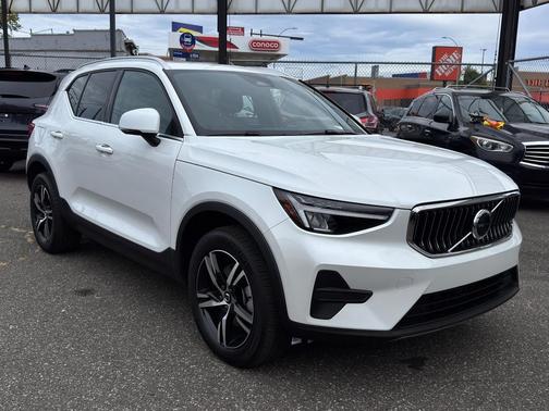 2025 Volvo XC40 B5 Core Bright Theme
