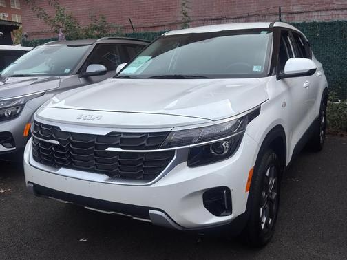 Snow White Pearl 2024 Kia Seltos LX
