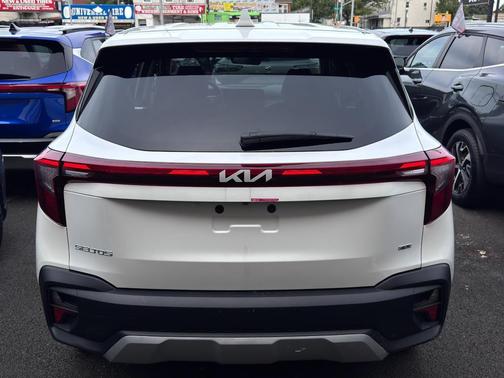 Snow White Pearl 2024 Kia Seltos LX