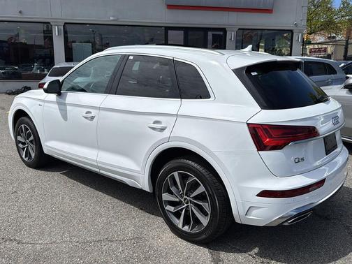 Glacier White Metallic 2023 Audi Q5 45 S line Premium Plus