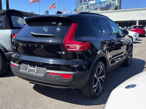 2021 Volvo XC40 T5 R-Design