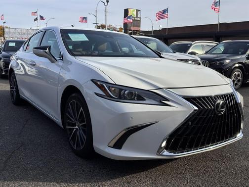 2023 Lexus ES 250 Base
