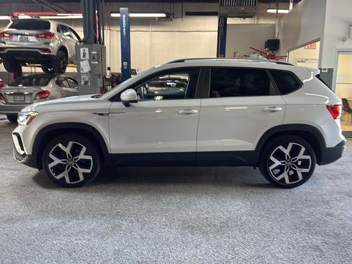 Pure White 2022 Volkswagen Taos 1.5T SEL
