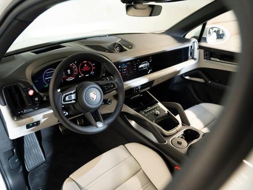 Carrara White Metallic 2026 Porsche Cayenne S