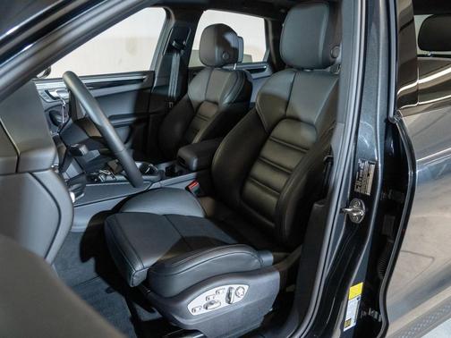 Volcano Grey Metallic 2026 Porsche Macan Macan