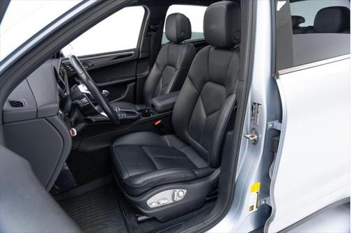 2020 Porsche Macan Base