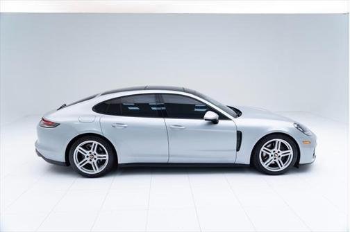 2022 Porsche Panamera RWD