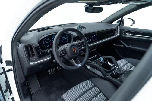 2025 Porsche Cayenne GTS