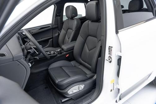 2024 Porsche Macan Base (PDK)