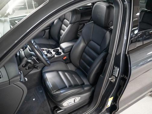 Volcano Grey Metallic 2026 Porsche Macan Macan