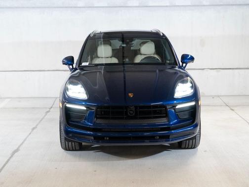 Gentian Blue Metallic 2026 Porsche Macan Macan
