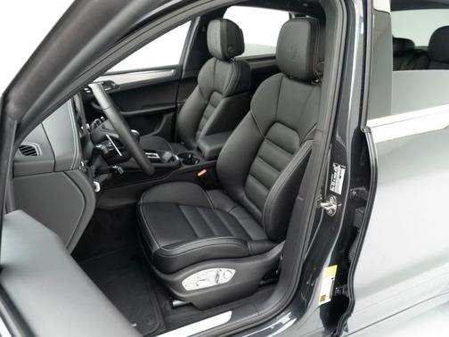 Jet Black Metallic 2026 Porsche Macan Macan