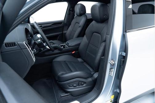 2022 Porsche Cayenne Base (Tiptronic)