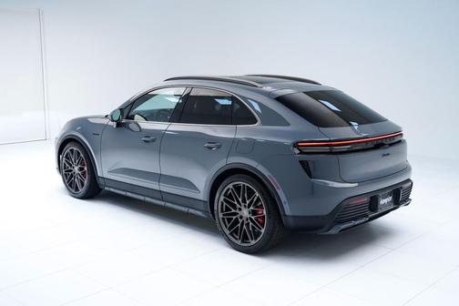 2025 Porsche Macan Turbo