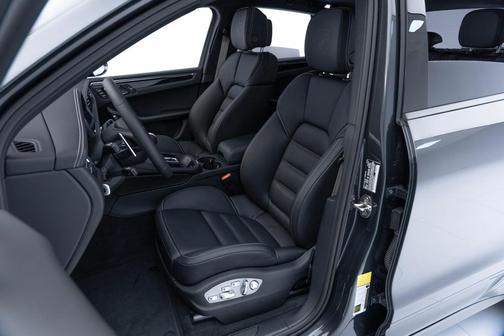 2025 Porsche Macan T