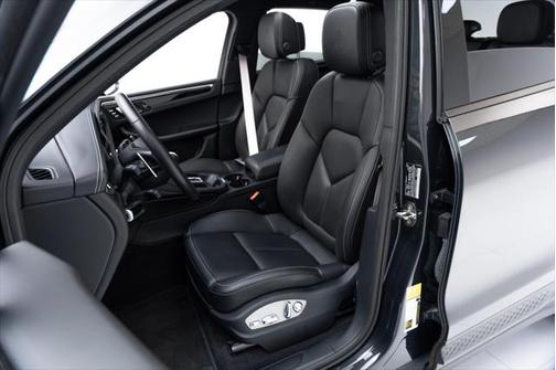 2022 Porsche Macan Base