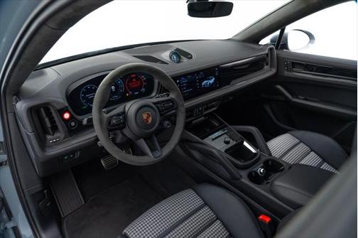 2025 Porsche Cayenne GTS