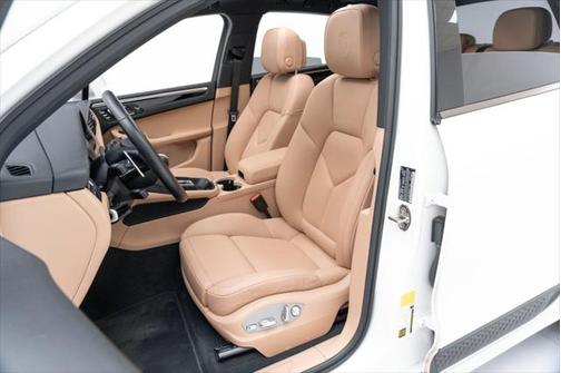 2022 Porsche Macan Base