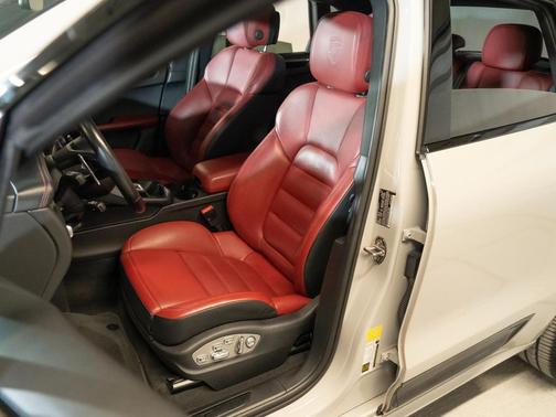 Chalk 2023 Porsche Macan T