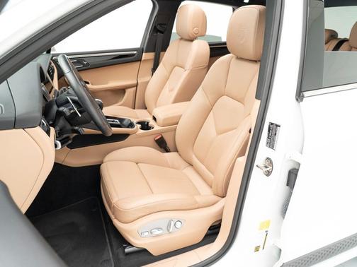 2022 Porsche Macan Base (PDK)