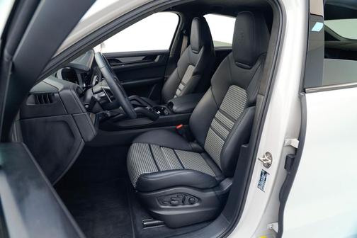 2025 Porsche Cayenne GTS