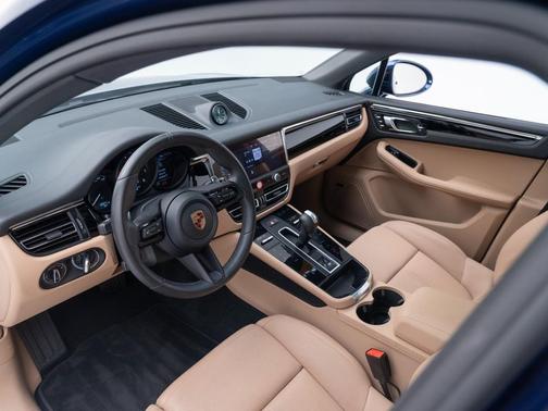 Gentian Blue Metallic 2026 Porsche Macan Macan