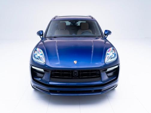 Gentian Blue Metallic 2026 Porsche Macan Macan