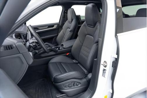2024 Porsche Cayenne Base (Tiptronic)
