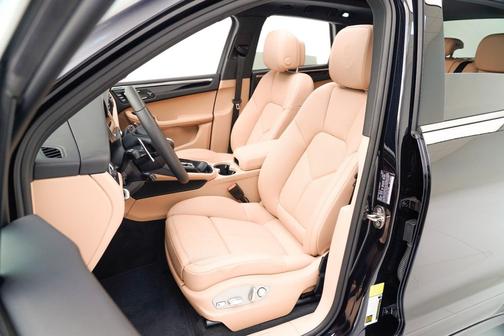 Jet Black Metallic 2026 Porsche Macan Macan