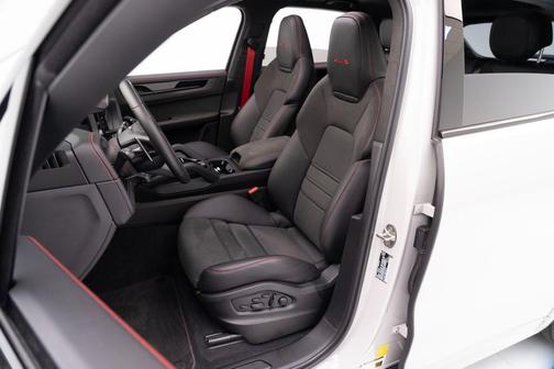 2025 Porsche Cayenne GTS