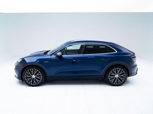 Gentian Blue Metallic 2026 Porsche Macan Macan Electric