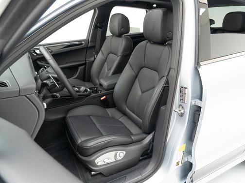 Dolomite Silver Metallic 2026 Porsche Macan Macan