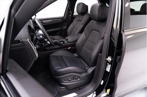 2023 Porsche Cayenne Platinum Edition