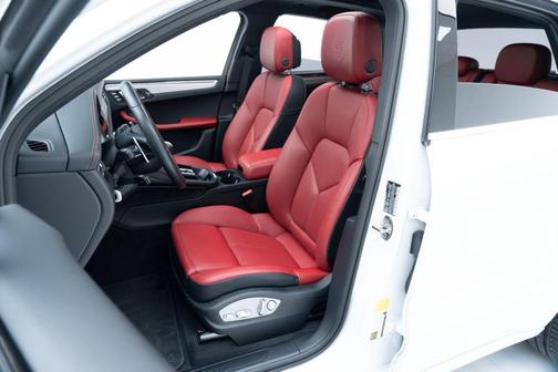 2025 Porsche Macan T