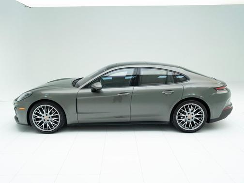 2025 Porsche Panamera 4