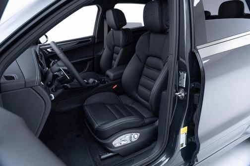 2025 Porsche Macan T