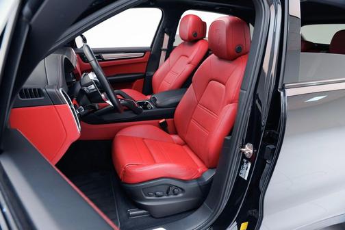 2023 Porsche Cayenne Platinum Edition