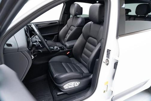 2022 Porsche Macan Base (PDK)
