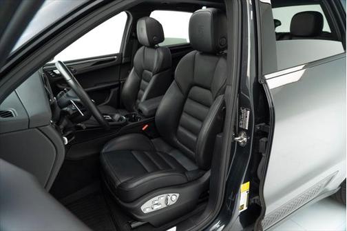 2022 Porsche Macan Base