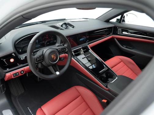 2026 Porsche Panamera 4