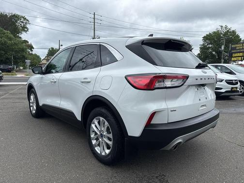 White 2022 Ford Escape SE