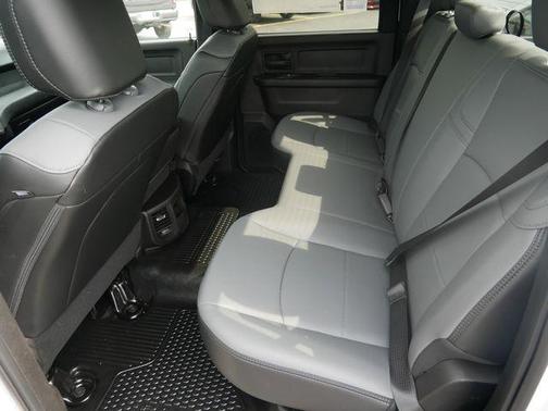 2025 RAM 3500 Tradesman Crew Cab 4x4 6'4' Box