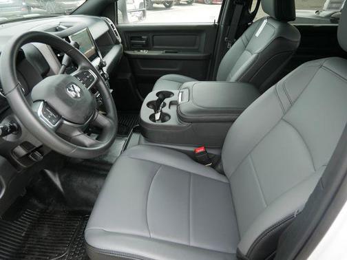 2025 RAM 3500 Tradesman Crew Cab 4x4 6'4' Box