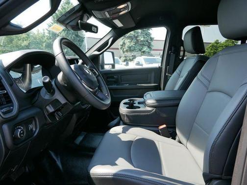2025 RAM 3500 Tradesman Crew Cab 4x4 6'4' Box