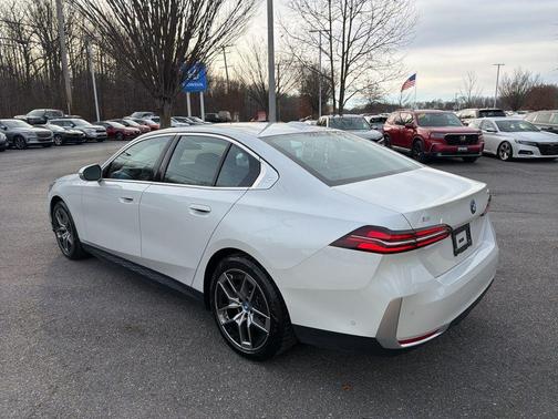 White Metallic 2025 BMW i5 xDrive40