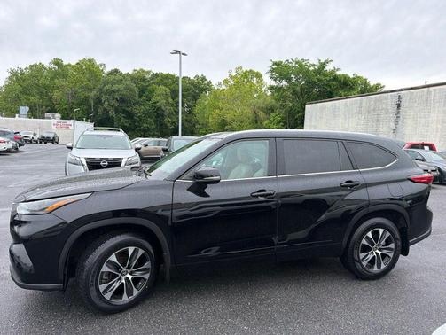 Midnight Black Metallic 2022 Toyota Highlander XLE