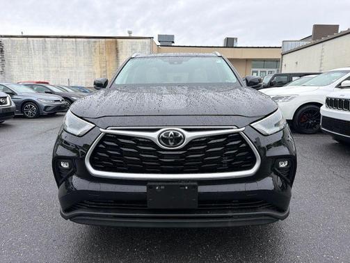 Midnight Black Metallic 2022 Toyota Highlander XLE