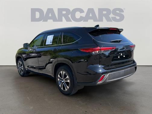 Midnight Black Metallic 2022 Toyota Highlander XLE