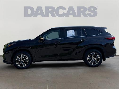 Midnight Black Metallic 2022 Toyota Highlander XLE